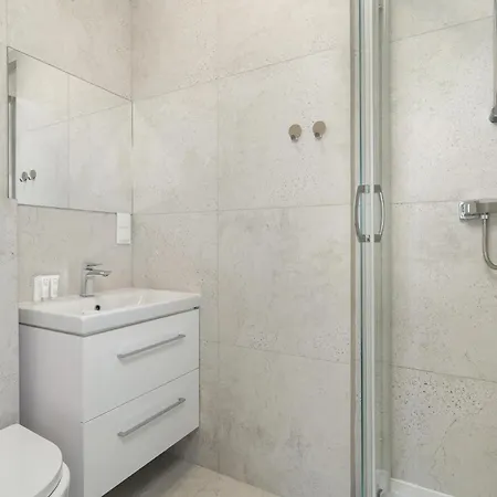 Przestronny W Poznaniu Z Trzema Sypialniami 2 Miejsca Postojowe By Renters Apartment