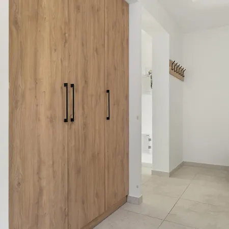 Przestronny W Poznaniu Z Trzema Sypialniami 2 Miejsca Postojowe By Renters Daire Poznan