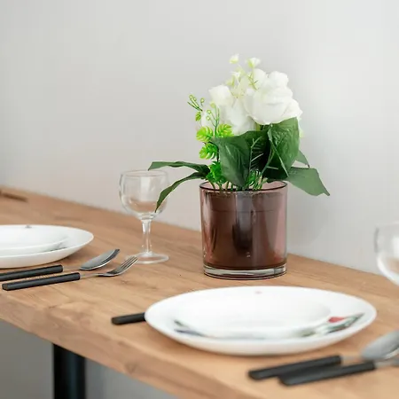 Przestronny W Poznaniu Z Trzema Sypialniami 2 Miejsca Postojowe By Renters Apartment Poznan